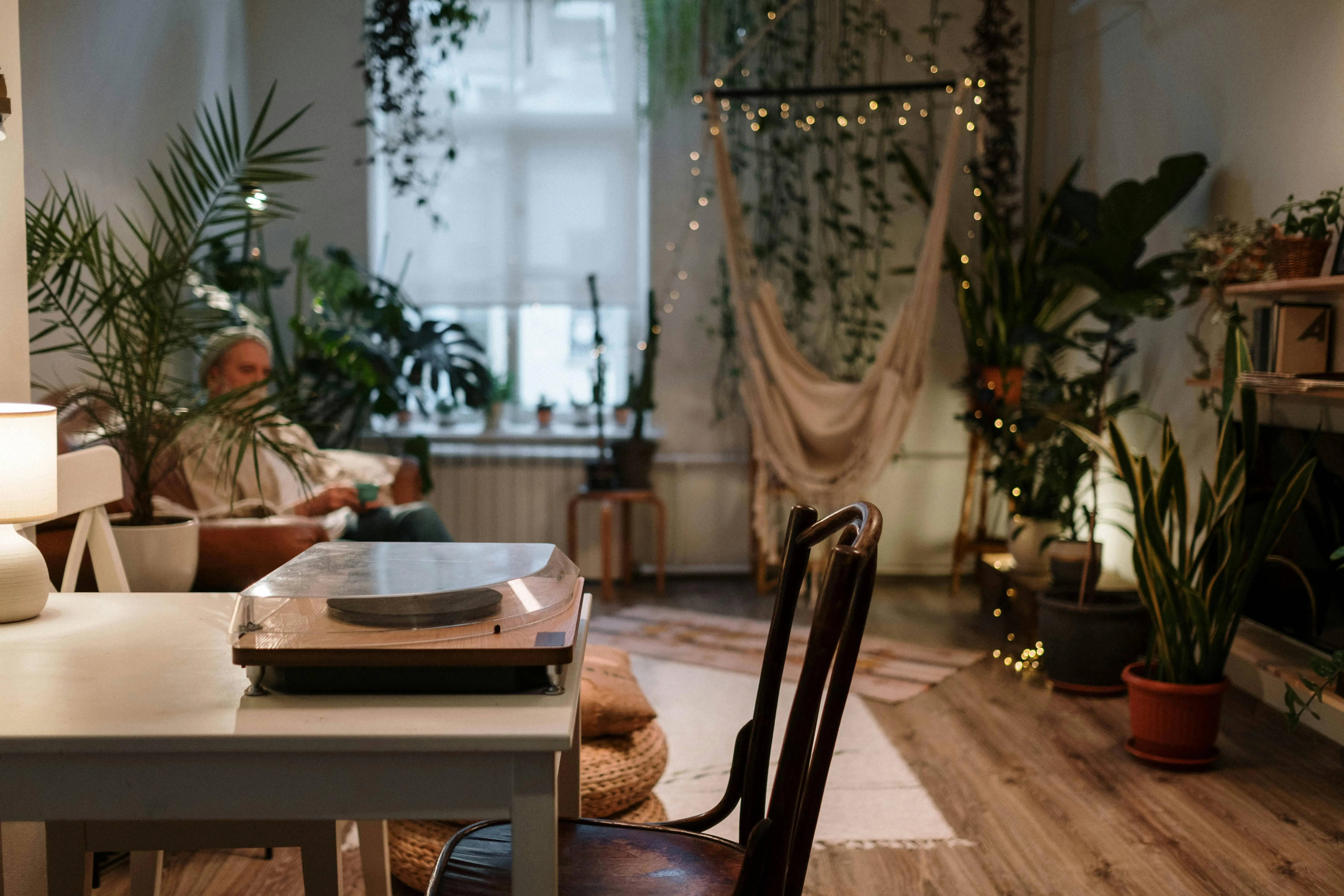 Intérieur d'un appartement avec une ambiance chaleureuse